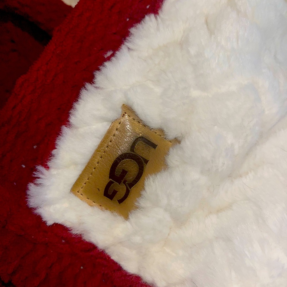 Ugg Boulder Throw- Red